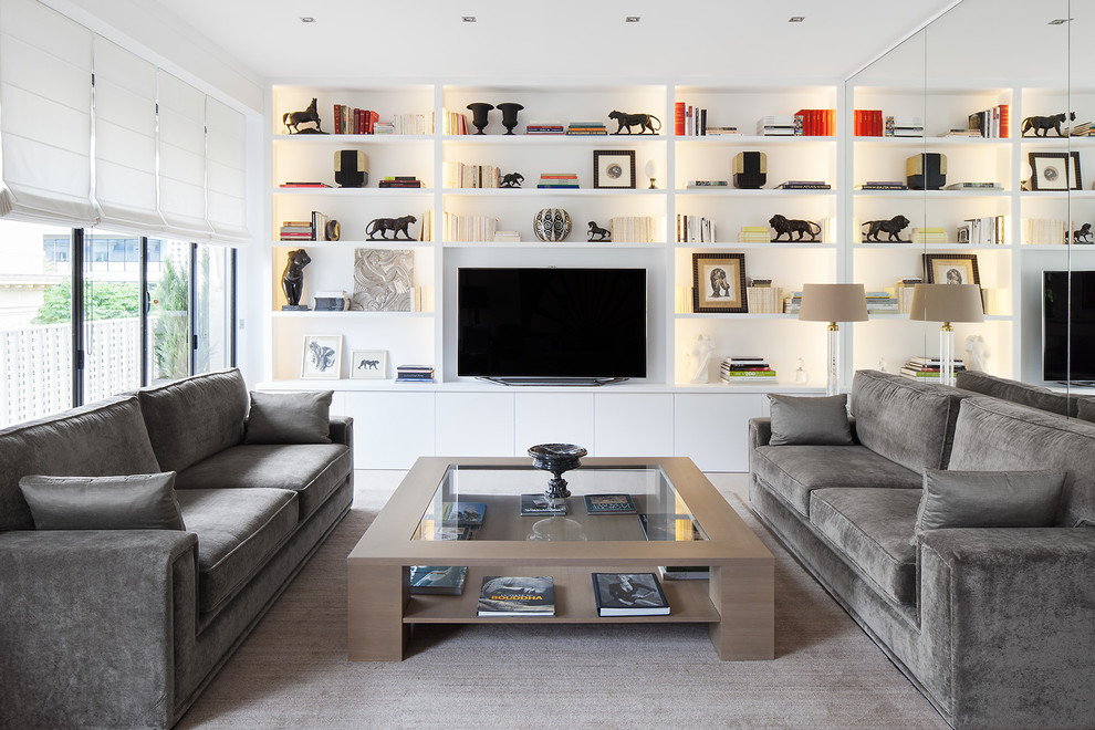Immagine di un soggiorno minimal con pareti bianche e TV autoportante