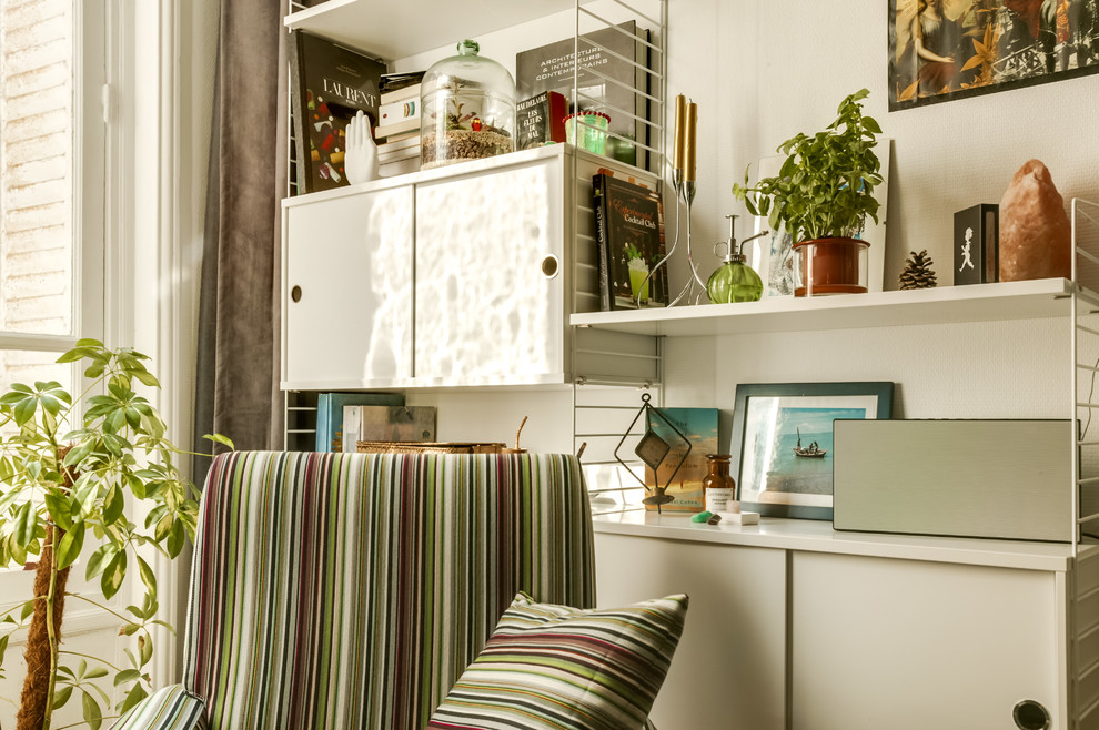 Kleines Stilmix Wohnzimmer mit brauner Wandfarbe, braunem Holzboden, freistehendem TV und braunem Boden in Paris