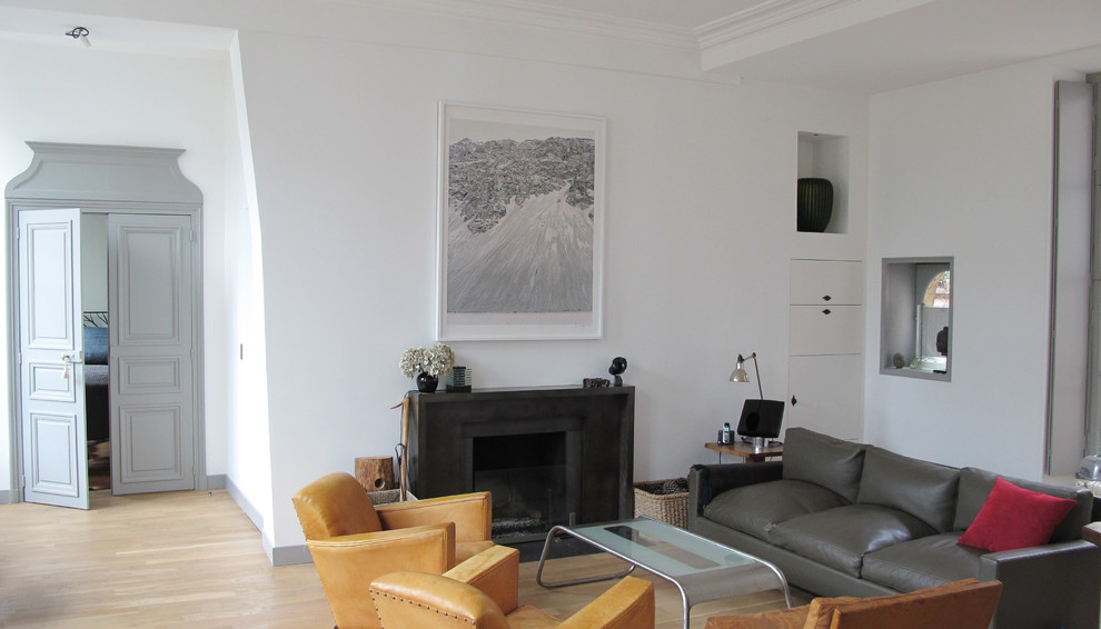 На фото: гостиная комната в современном стиле