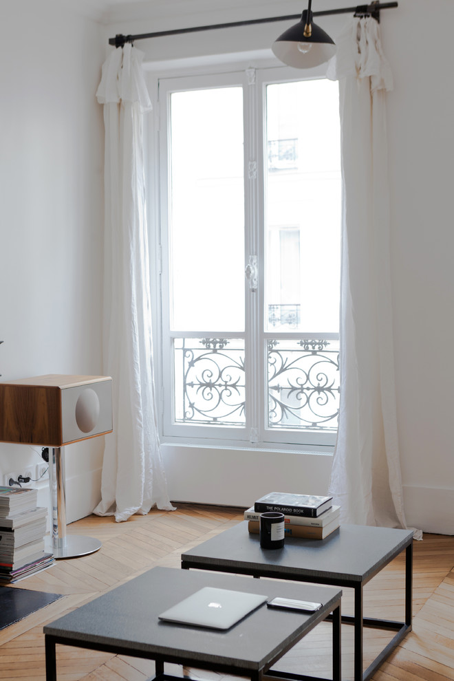 Großes, Offenes Modernes Wohnzimmer mit weißer Wandfarbe, braunem Holzboden, Kamin, Kaminumrandung aus Holz, freistehendem TV und braunem Boden in Paris