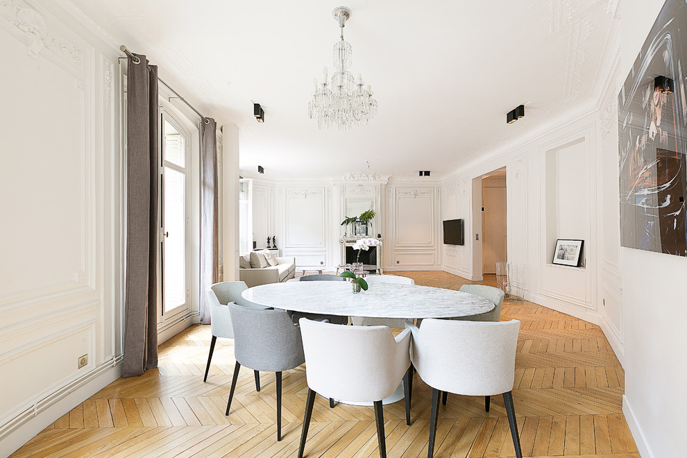 Design ideas for a contemporary dining room in Paris.