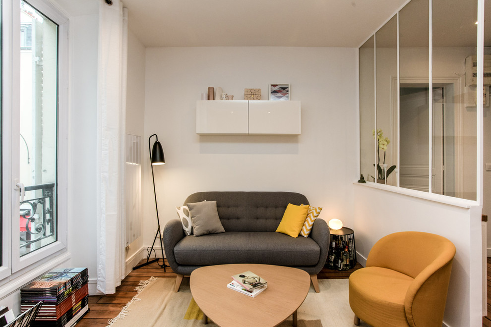 Свежая идея для дизайна: открытая гостиная комната в скандинавском стиле с белыми стенами, паркетным полом среднего тона и коричневым полом без камина, телевизора - отличное фото интерьера