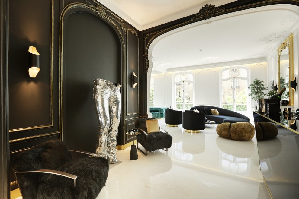 Стильный дизайн: открытая гостиная комната в стиле неоклассика (современная классика) с домашним баром, черными стенами, мраморным полом, отдельно стоящим телевизором и белым полом - последний тренд