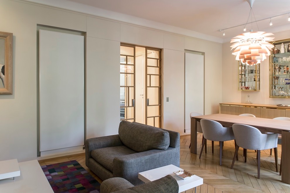 Ispirazione per un soggiorno minimal con pareti beige e pavimento in legno massello medio