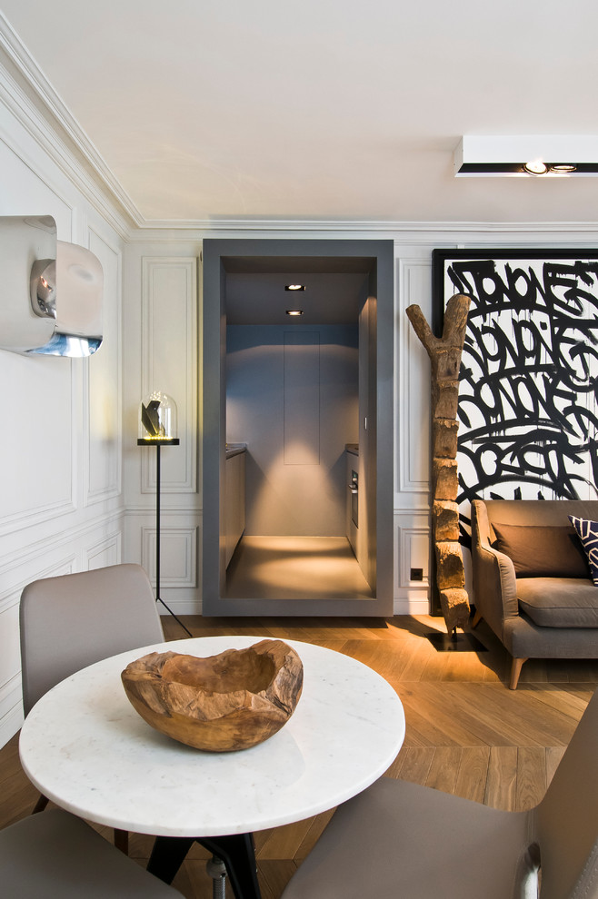 Großes, Fernseherloses, Abgetrenntes Modernes Wohnzimmer ohne Kamin mit weißer Wandfarbe und braunem Holzboden in Paris