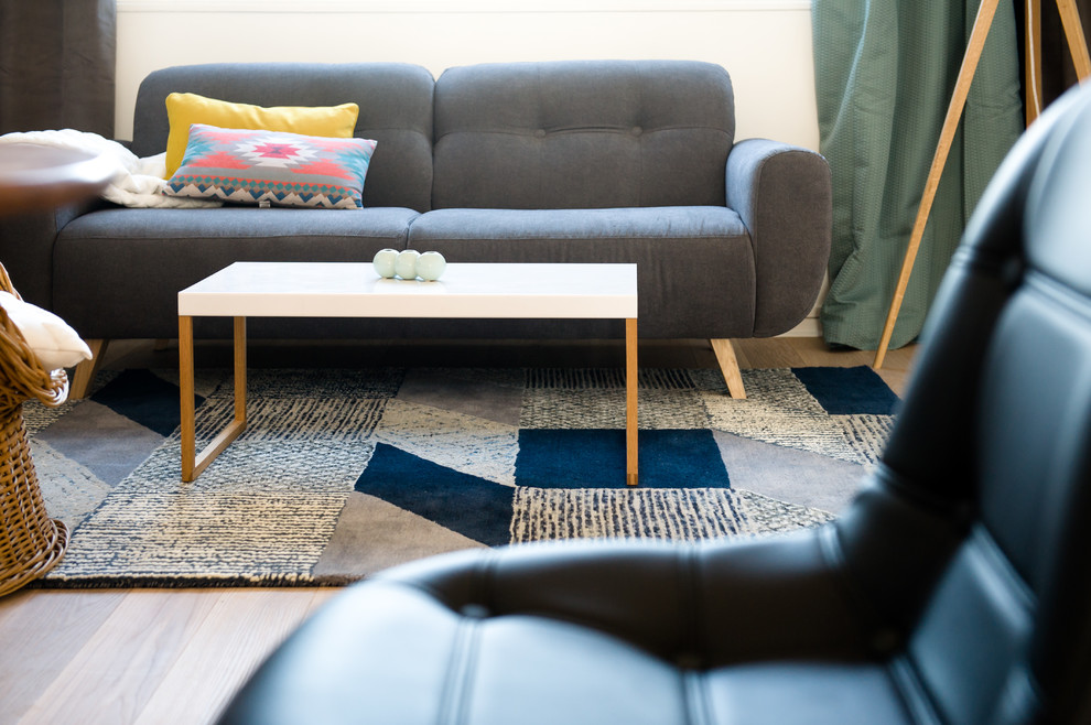 Ispirazione per un soggiorno nordico con parquet chiaro e pavimento marrone