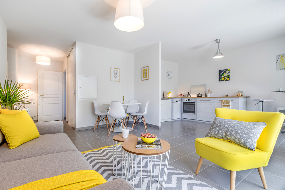 Свежая идея для дизайна: маленькая открытая гостиная комната в скандинавском стиле без телевизора для на участке и в саду - отличное фото интерьера