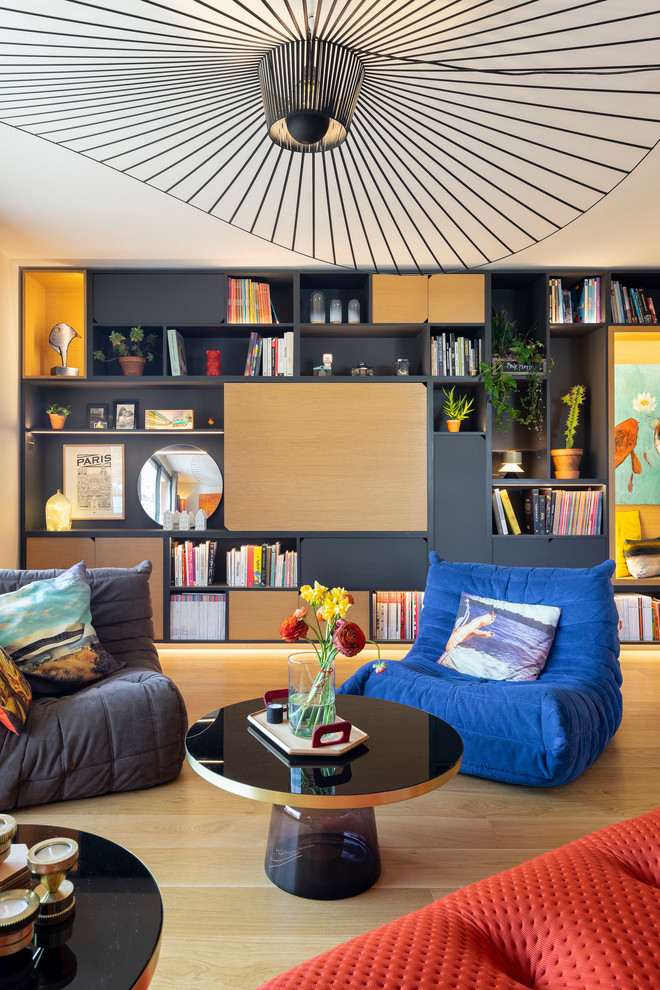 Источник вдохновения для домашнего уюта: большая открытая гостиная комната в стиле модернизм с с книжными шкафами и полками, белыми стенами, светлым паркетным полом, скрытым телевизором и коричневым полом