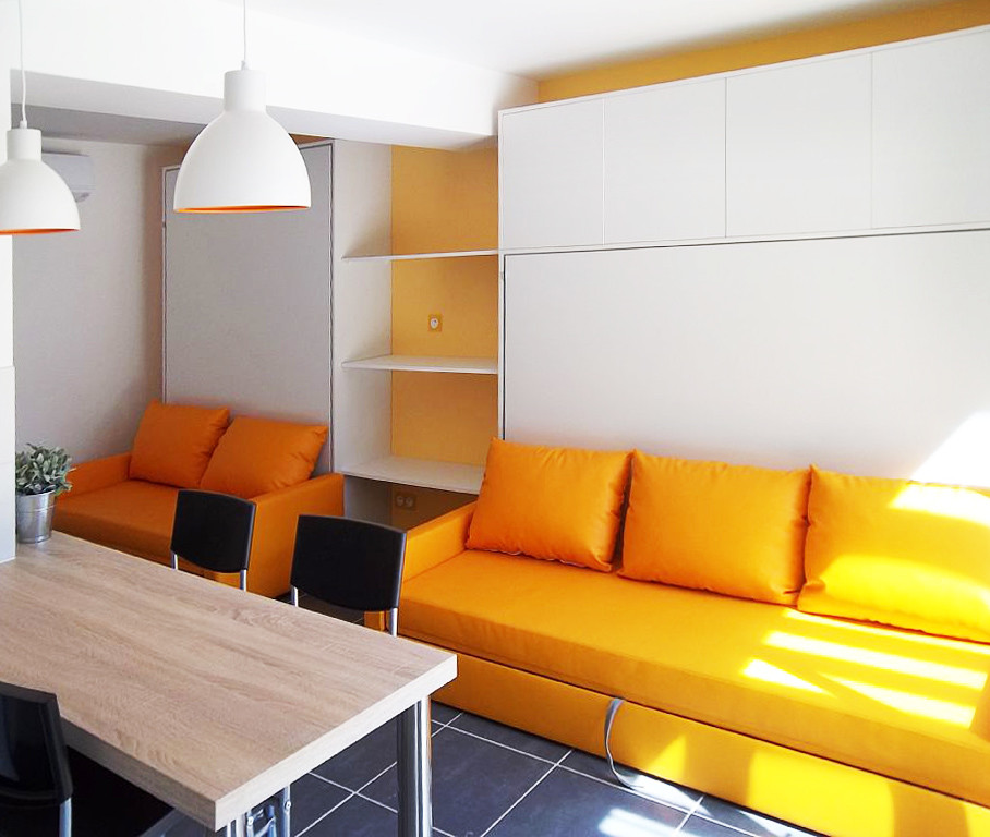 Idee per un piccolo soggiorno contemporaneo aperto con pareti gialle, pavimento con piastrelle in ceramica, nessun camino e TV a parete