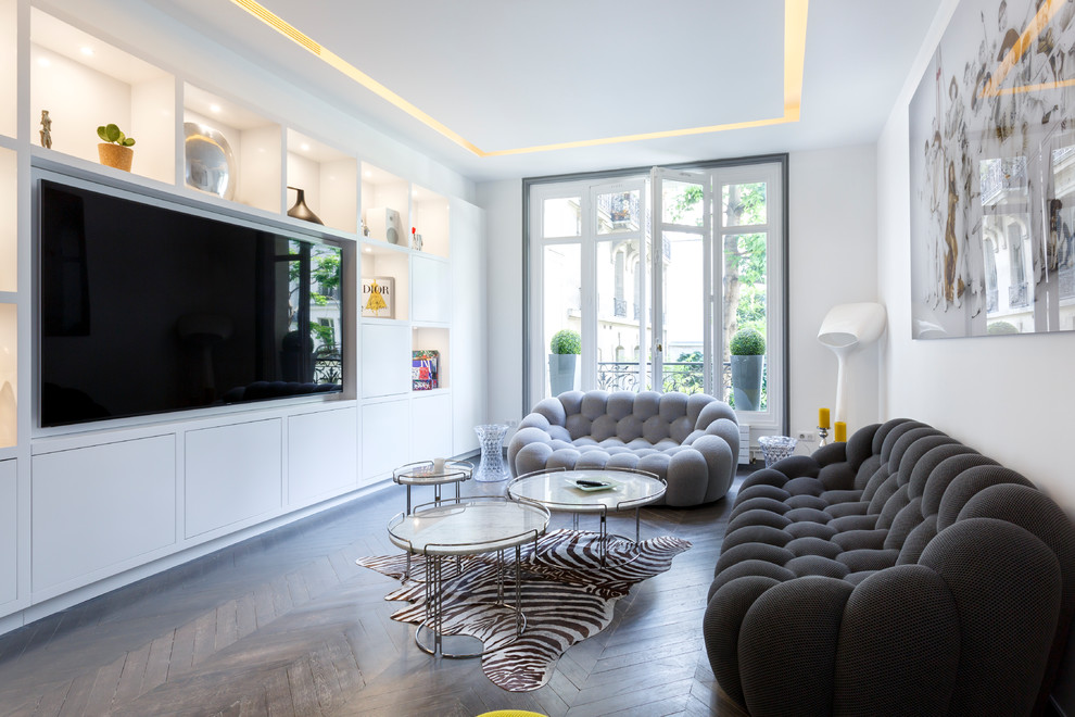 Idee per un soggiorno design con pareti bianche, parquet scuro e pavimento marrone