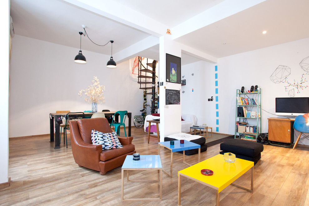 Idée de décoration pour une salle de séjour design ouverte avec un mur blanc et un sol en bois brun.