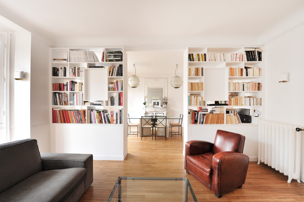 Стильный дизайн: изолированная гостиная комната среднего размера в стиле фьюжн с с книжными шкафами и полками, белыми стенами и паркетным полом среднего тона без камина, телевизора - последний тренд