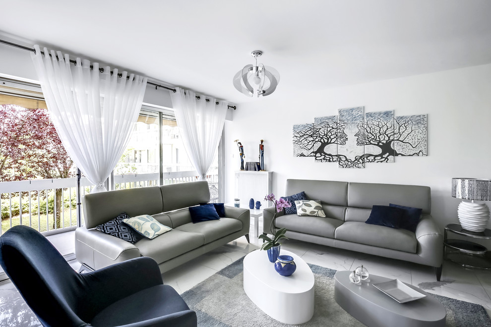 Foto di un grande soggiorno design aperto con pareti bianche, pavimento con piastrelle in ceramica, TV a parete e pavimento bianco