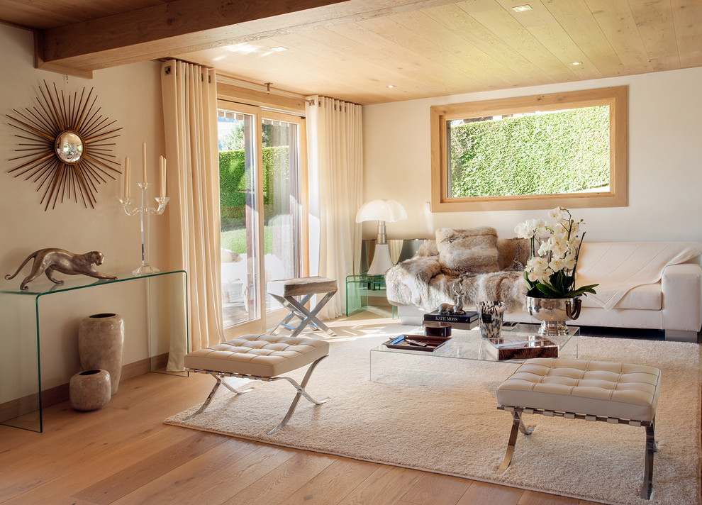 Idée de décoration pour une salle de séjour design avec un mur beige et parquet clair.