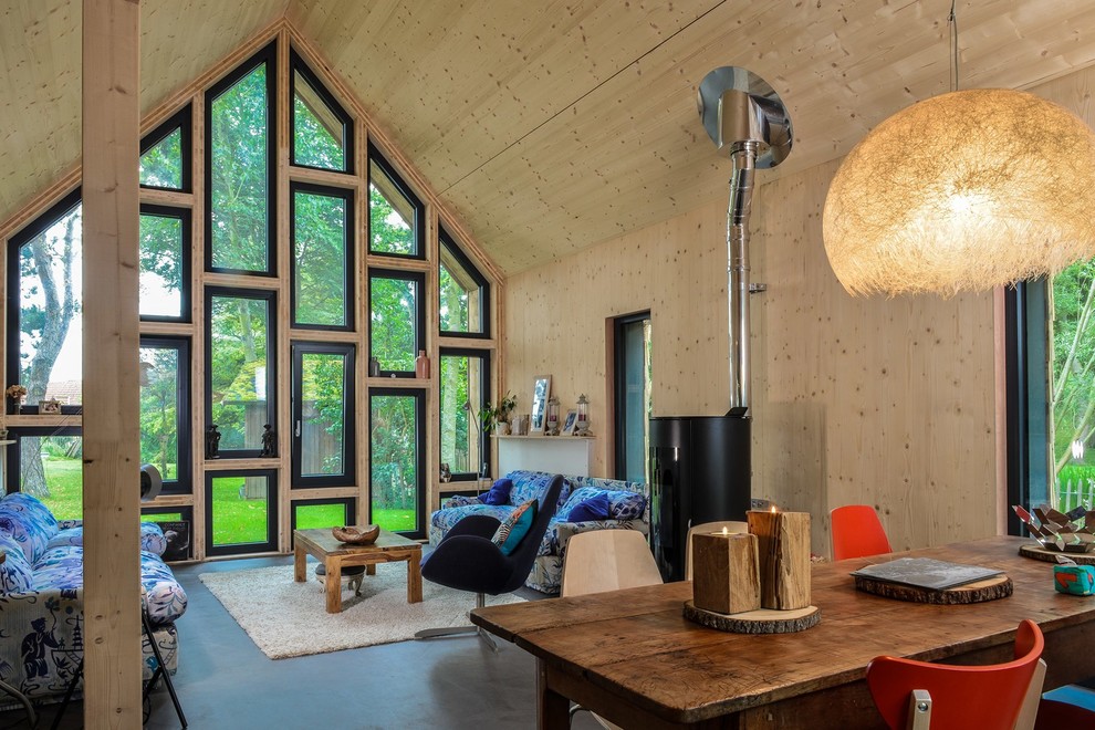 Idées déco pour une salle de séjour contemporaine avec un mur beige, sol en béton ciré et un manteau de cheminée en métal.