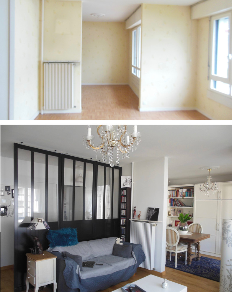 Стильный дизайн: открытая гостиная комната среднего размера в стиле неоклассика (современная классика) с синими стенами и полом из ламината - последний тренд