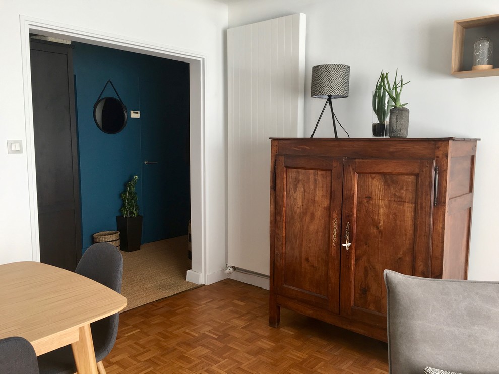 Medium sized enclosed games room in Nantes with blue walls, light hardwood flooring, a freestanding tv and brown floors.