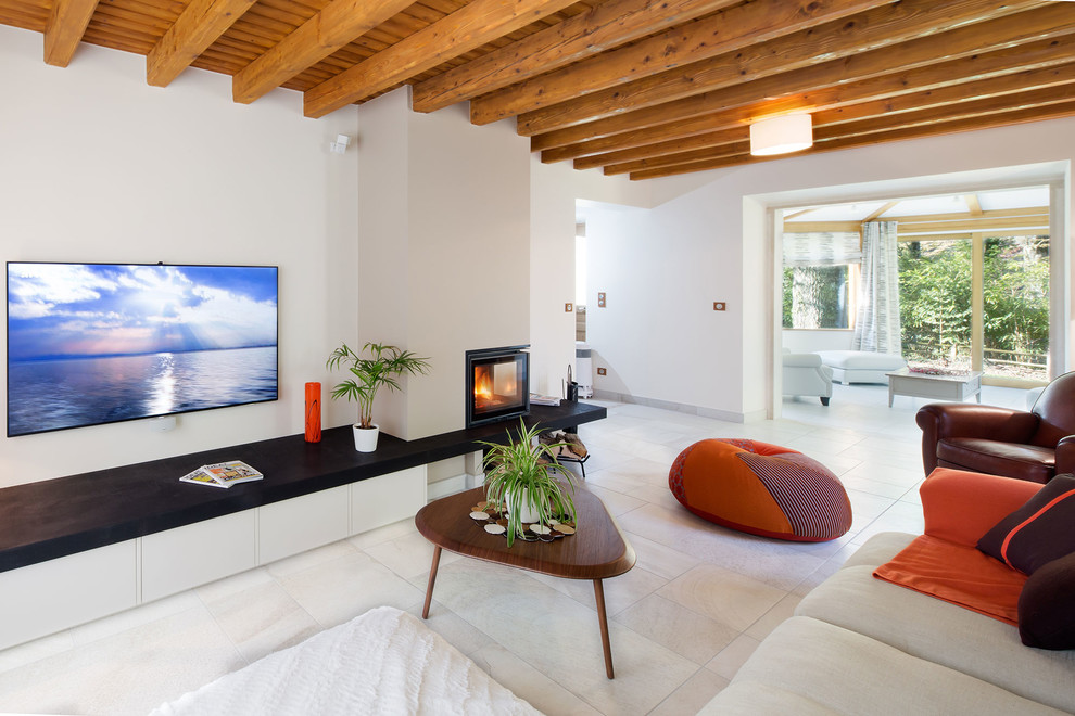 Diseño de sala de estar abierta actual de tamaño medio con paredes blancas y televisor colgado en la pared