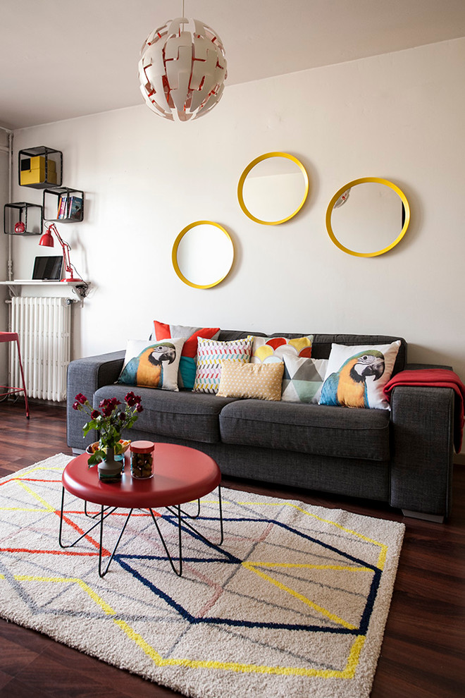 Mittelgroßes, Fernseherloses, Abgetrenntes Modernes Wohnzimmer ohne Kamin mit weißer Wandfarbe und dunklem Holzboden in Paris