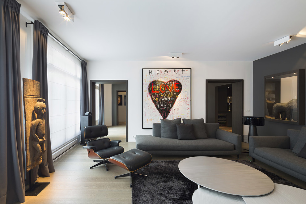 Großes, Offenes Eklektisches Wohnzimmer mit weißer Wandfarbe, hellem Holzboden, Kamin und verstecktem TV in Paris
