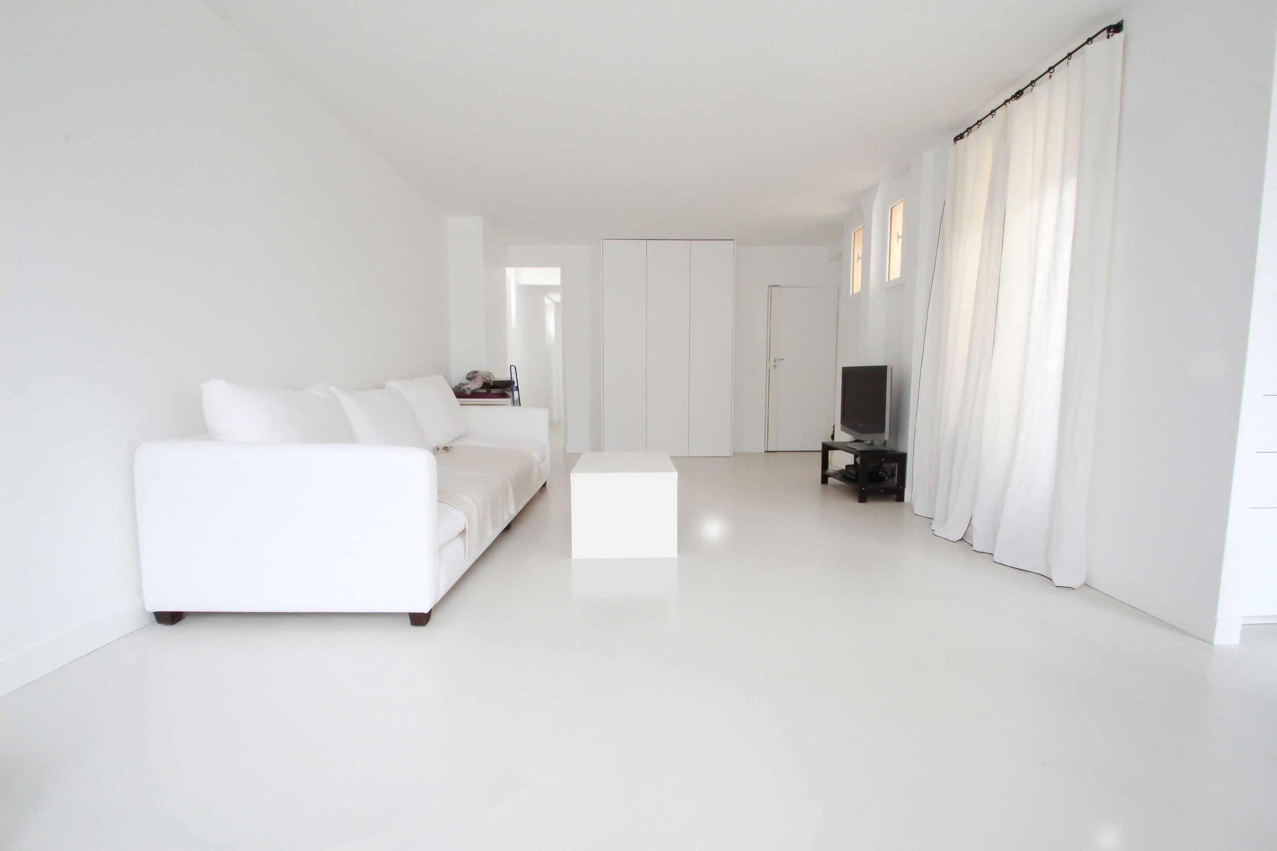 Béton ciré autolissant blanc – Appartement privé - Family Room - Paris - by  DÉCAUM - béton ciré | Houzz