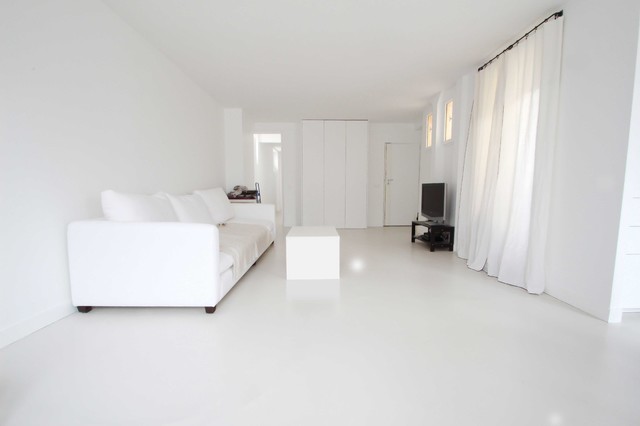 Béton ciré autolissant blanc – Appartement privé - Salle de Séjour - Paris  - par DÉCAUM - béton ciré | Houzz