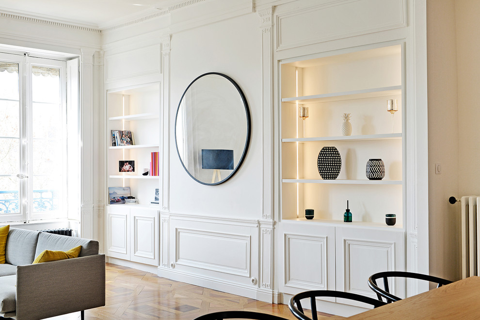 Cette image montre une grande salle de séjour traditionnelle ouverte avec un mur blanc, parquet clair et un téléviseur indépendant.