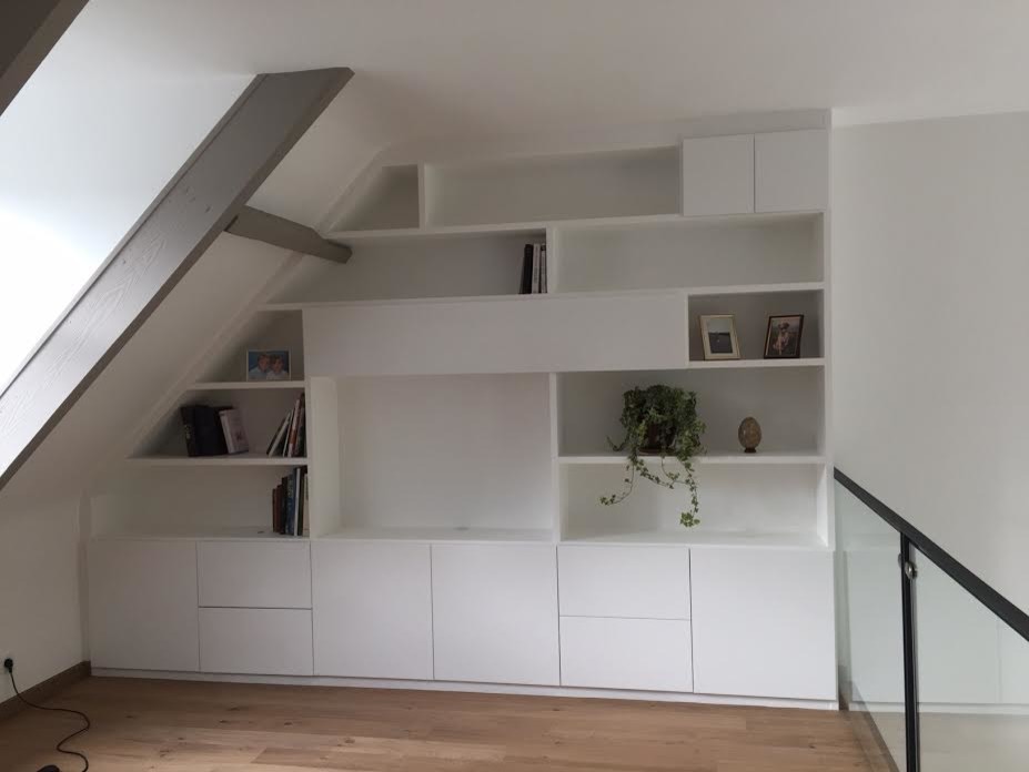 Foto de sala de estar con biblioteca abierta moderna de tamaño medio sin chimenea y televisor con paredes blancas, suelo de madera clara y suelo marrón