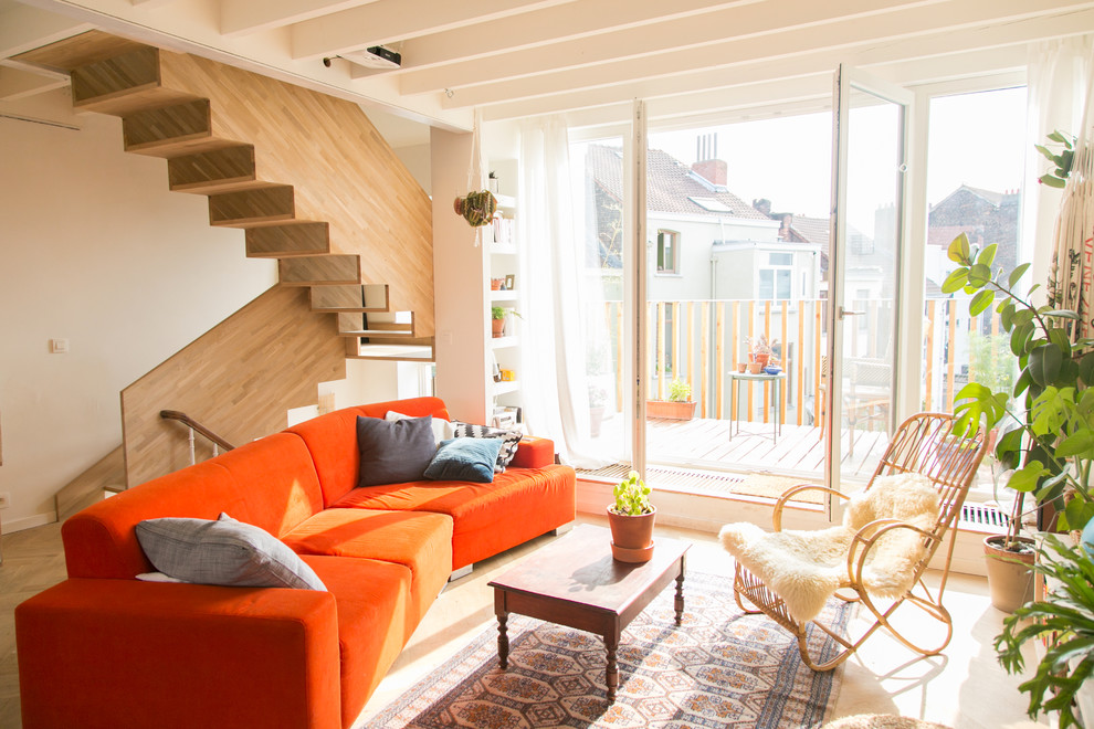 Foto de sala de estar abierta nórdica pequeña con paredes blancas, suelo de madera clara y alfombra