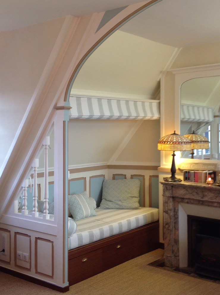 Foto di un soggiorno stile marinaro di medie dimensioni e stile loft con pareti beige, camino classico, cornice del camino in pietra e pavimento beige
