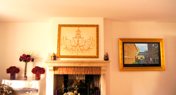 Пример оригинального дизайна: открытая гостиная комната среднего размера в стиле неоклассика (современная классика) с бежевыми стенами, полом из керамической плитки, стандартным камином, фасадом камина из камня, скрытым телевизором и коричневым полом
