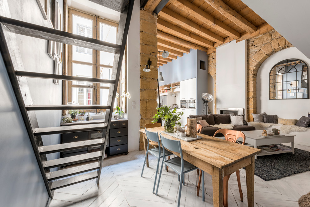 Réalisation d'une salle à manger bohème de taille moyenne avec un mur bleu, parquet peint et une cheminée standard.