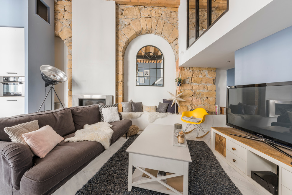 Пример оригинального дизайна: изолированная гостиная комната среднего размера в стиле лофт с домашним баром, синими стенами, стандартным камином, отдельно стоящим телевизором и коричневым диваном