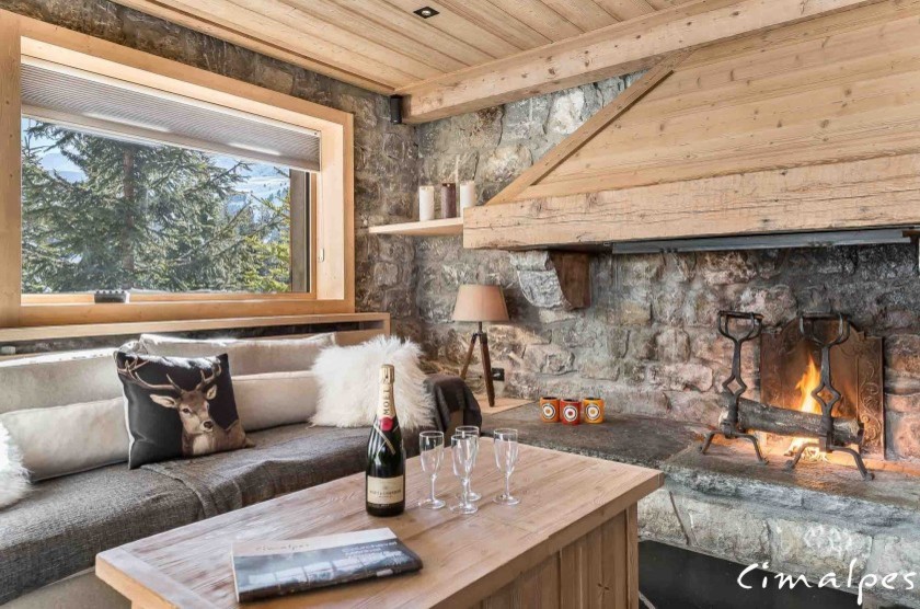 Diseño de sala de estar abierta rural grande con chimenea de doble cara, marco de chimenea de hormigón y suelo negro
