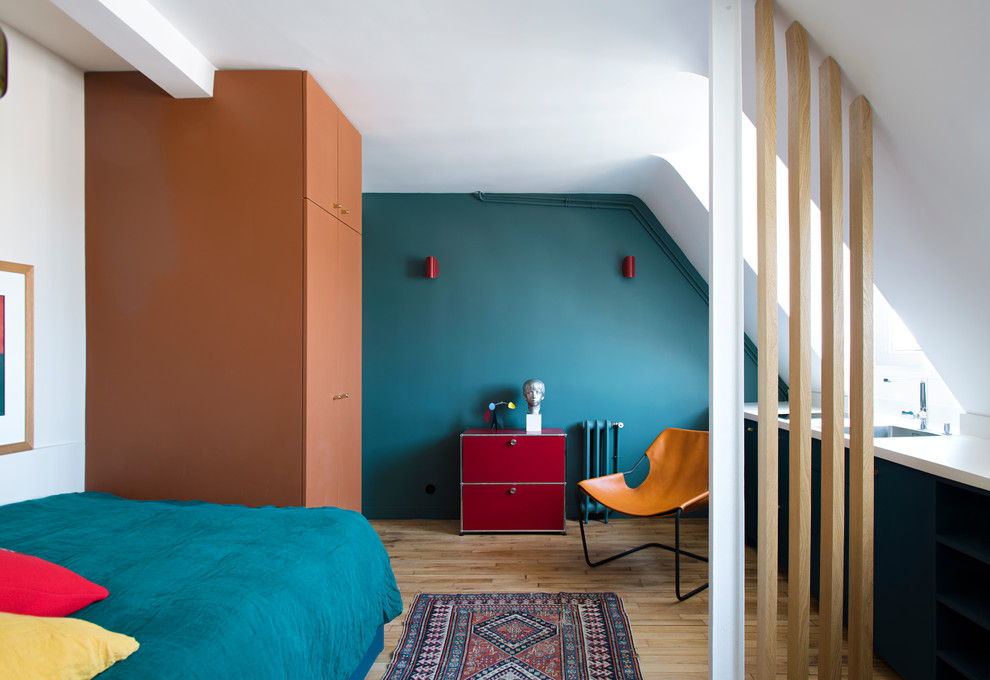 Стильный дизайн: открытая гостиная комната в стиле фьюжн с синими стенами и светлым паркетным полом - последний тренд
