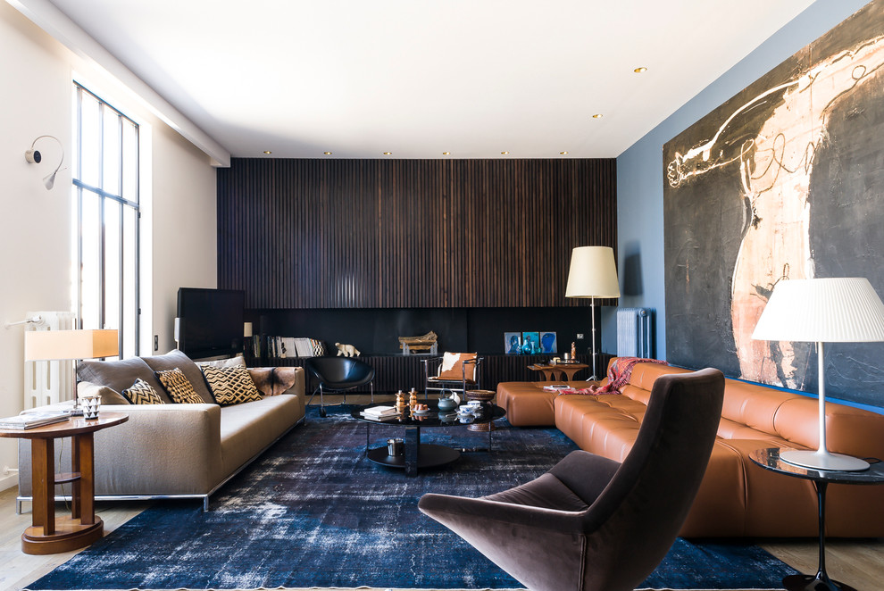 Ispirazione per un soggiorno design con pavimento in legno massello medio e pareti multicolore