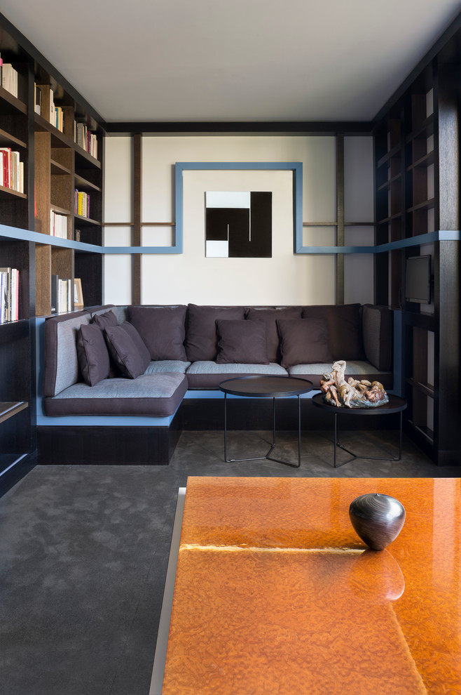Идея дизайна: изолированная гостиная комната среднего размера в современном стиле с с книжными шкафами и полками, белыми стенами и ковровым покрытием