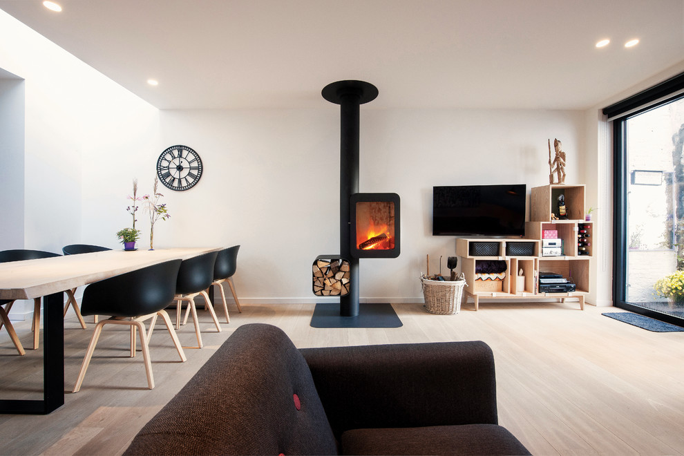 Cette image montre une salle de séjour minimaliste avec cheminée suspendue et un manteau de cheminée en métal.