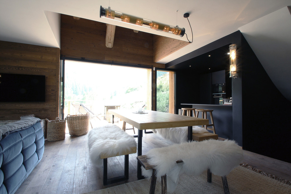 Foto di un soggiorno design di medie dimensioni con parquet chiaro e pavimento beige
