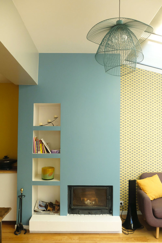 Ispirazione per un grande soggiorno minimalista aperto con parquet chiaro, camino classico, nessuna TV e pareti blu