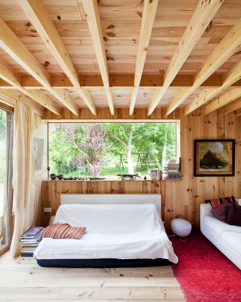 Modelo de sala de estar rural pequeña con suelo de madera clara