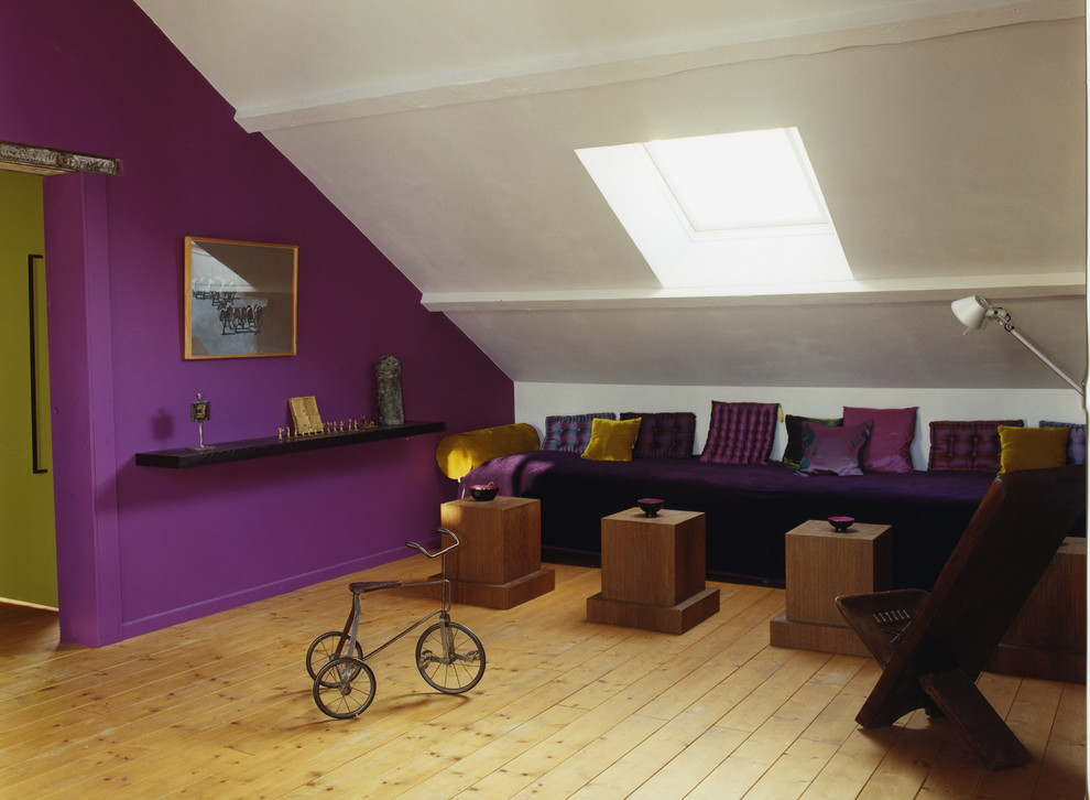 Idées déco pour une salle de séjour contemporaine de taille moyenne avec un mur violet, un sol en bois brun et aucun téléviseur.