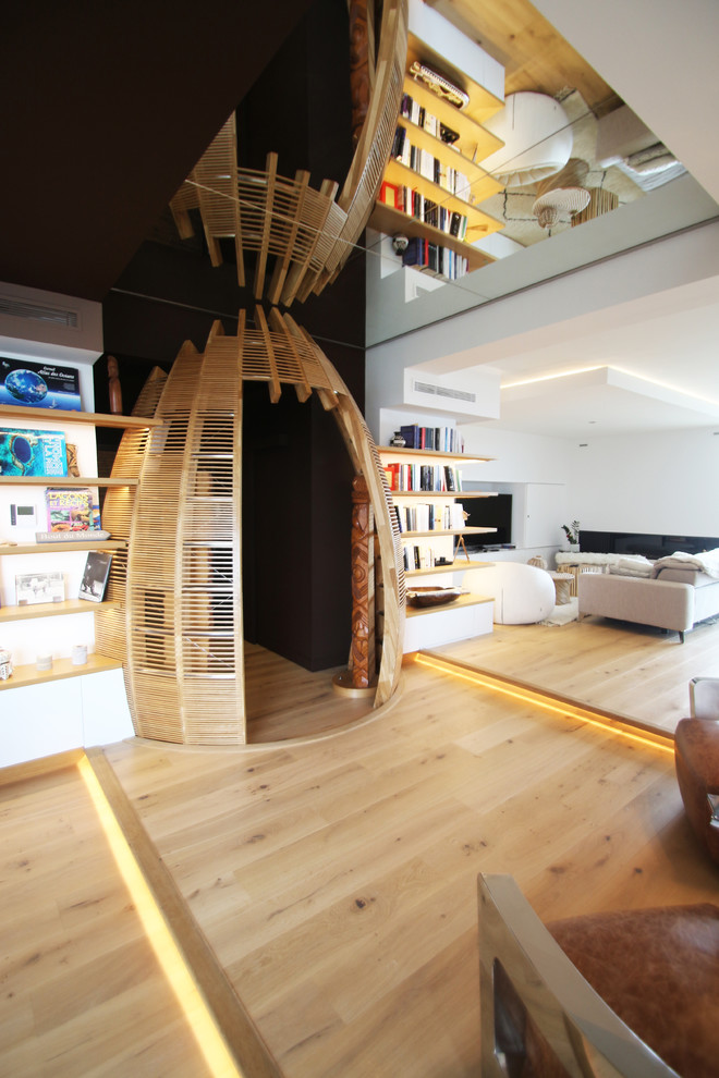 Offenes Modernes Wohnzimmer mit hellem Holzboden und beigem Boden in Nantes