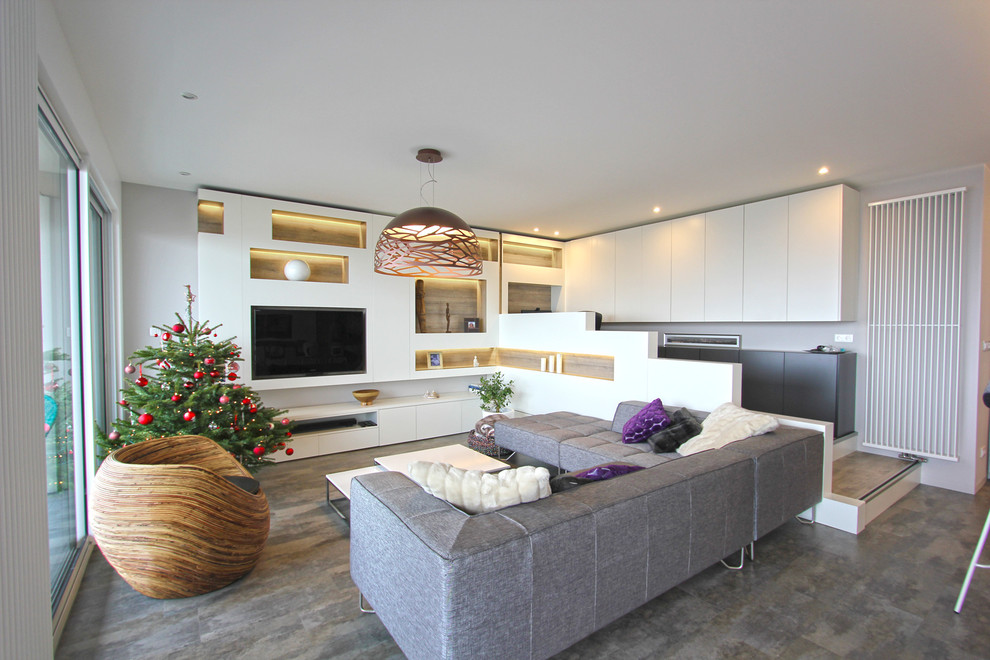 Mittelgroßes, Offenes Modernes Wohnzimmer ohne Kamin mit weißer Wandfarbe und Multimediawand in Lyon