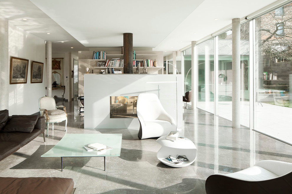 Imagen de sala de estar abierta actual de tamaño medio con paredes blancas y suelo de baldosas de cerámica