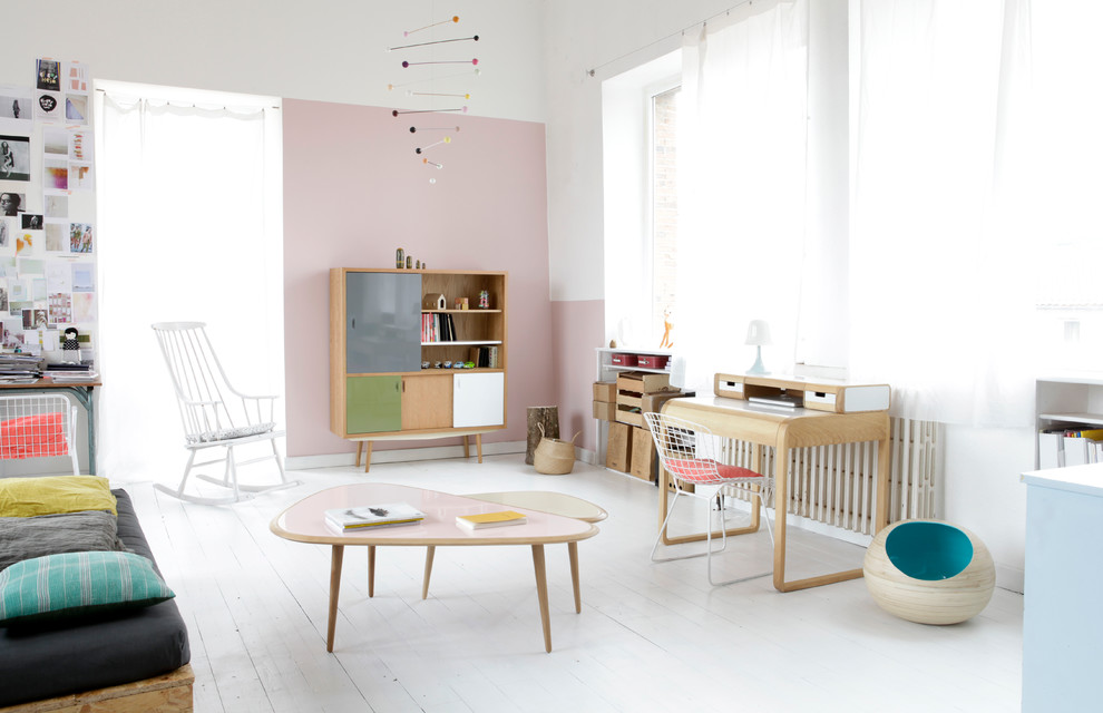 Стильный дизайн: изолированная гостиная комната среднего размера в современном стиле с разноцветными стенами и деревянным полом без телевизора - последний тренд