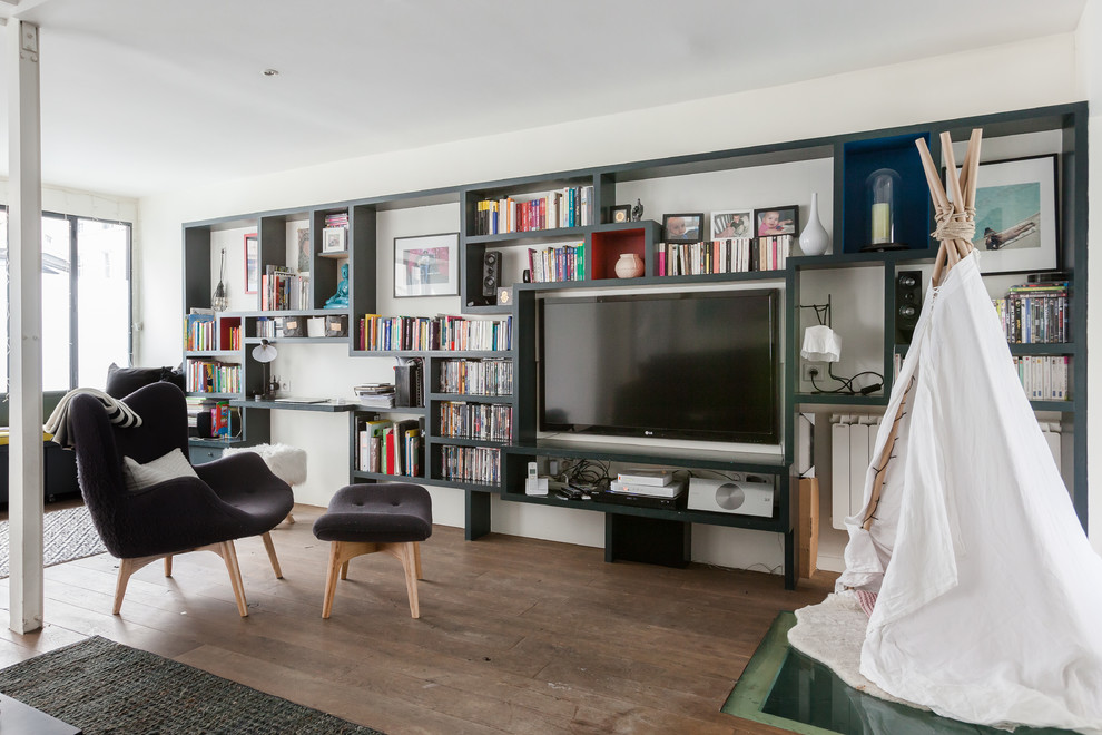 Idee per un grande soggiorno design aperto con libreria, pareti bianche, pavimento in legno massello medio, nessun camino, TV a parete e tappeto