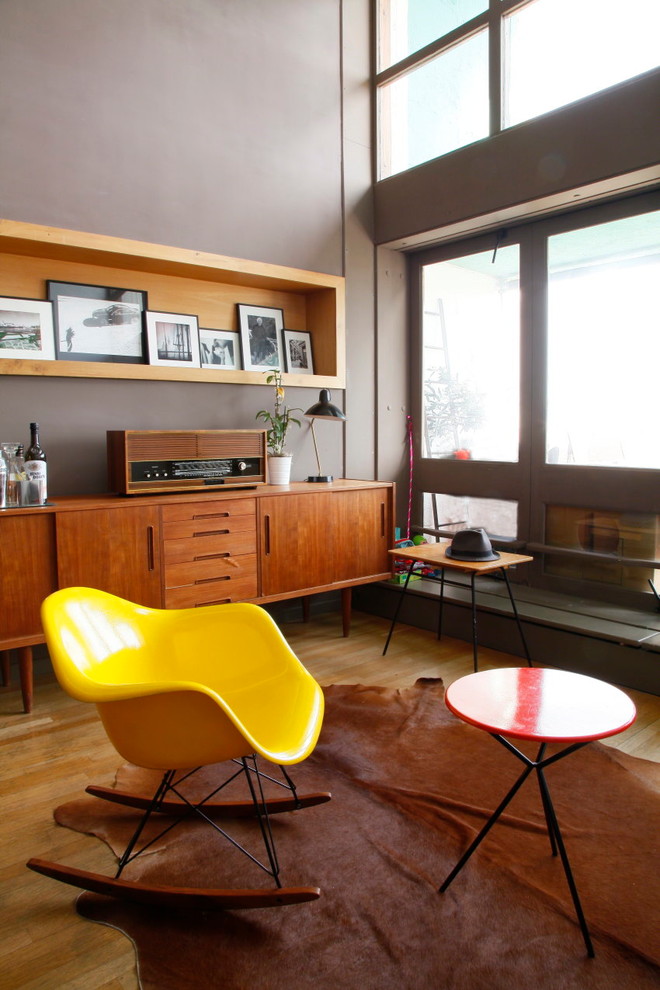 Modelo de sala de estar retro con paredes grises y suelo de madera clara