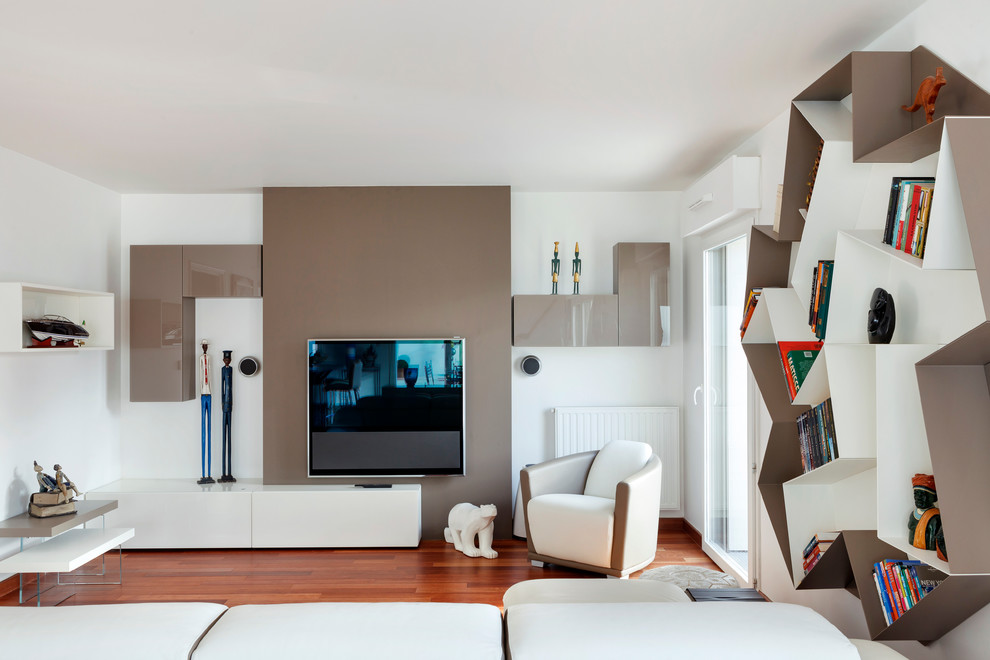 Cette photo montre une salle de séjour tendance avec un mur blanc, un sol en bois brun et un téléviseur fixé au mur.