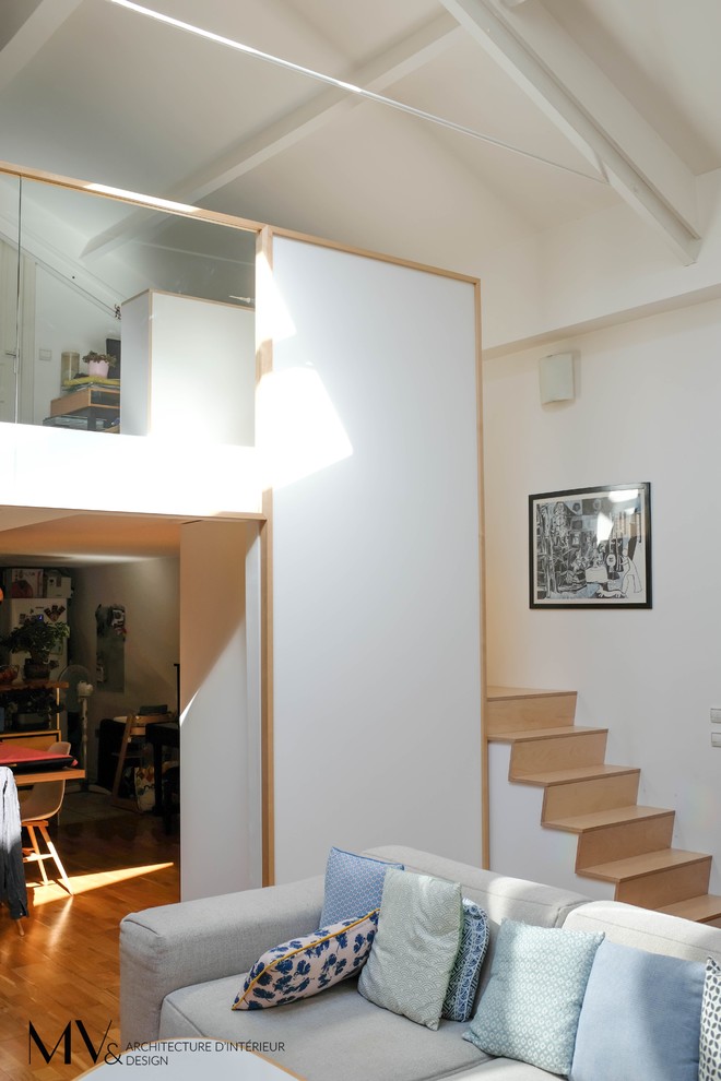 Mittelgroßes Modernes Wohnzimmer ohne Kamin, im Loft-Stil mit weißer Wandfarbe, dunklem Holzboden und braunem Boden in Lille